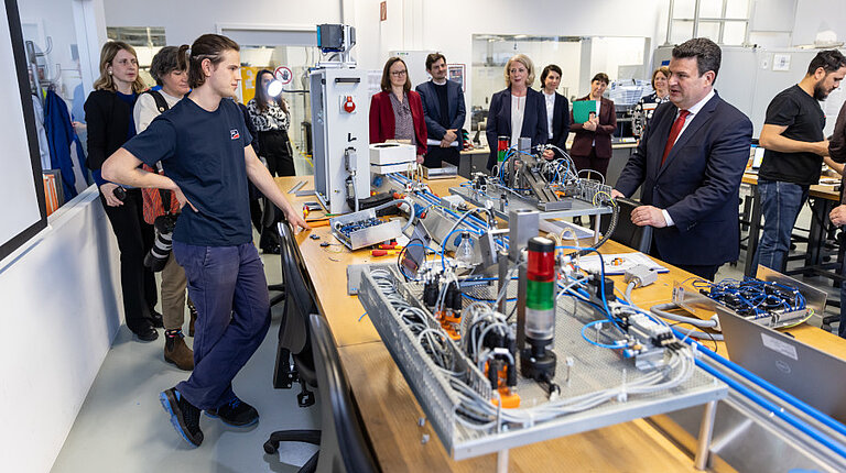 Hubertus Heil visits SMA to find out about the promotion of women and the situation with skilled workers
