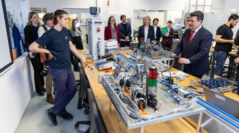 Hubertus Heil visits SMA to find out about the promotion of women and the situation with skilled workers